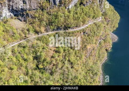 Luftaufnahme des Sees Lovatn, Schotterbergstraße nach Kjenndalstova oberhalb des Sees, Norwegen. Stockfoto