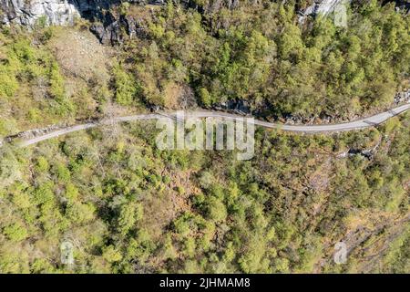 Luftaufnahme einer Schotterbergstraße nach Kjenndalstova über dem See Lovatn, Norwegen. Stockfoto