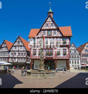 Bad Urach, Baden-Württemberg, Deutschland - 15. Mai 2022: Das Rathaus von Bad Urach mit Marktplatz-Brunnen. Stockfoto