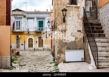 Verlassene Gasse und leere Häuser in Lesina, einer kleinen Stadt in Gargano, Süditalien Stockfoto