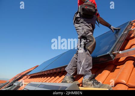 Installation einer Photovoltaikanlage. Die Firma Hanschke Solarmontagen installiert Solarmodule auf einem neu erbauten Mehrfamilienhaus in Mutterstadt (Pa Stockfoto