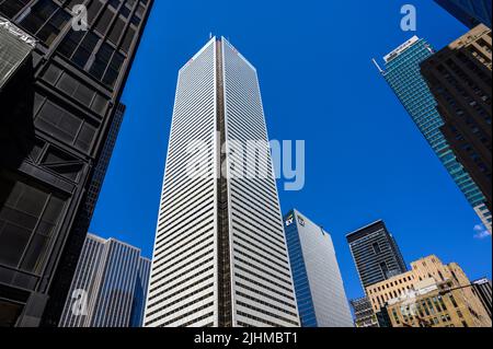 Das Gebäude der Bank of Montreal (BMO) wird rechts vom Bürogebäude von Ernst & Young (EY) und links vom TD Centre in der Innenstadt von Toronto, Ontario, Kanada, flankiert. Stockfoto