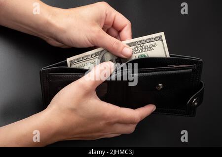 100-Dollar-Rechnung in der Brieftasche, Wechselkurse Konzept. Stockfoto