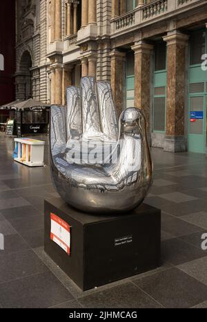 Hand der Friedensskulptur des chinesischen Künstlers Yan shufen am Bahnhof Antwerpen. Das Symbol von Hand und Taube am Hauptbahnhof von Antwerpen in Belgien Stockfoto