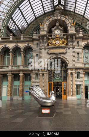 Hand der Friedensskulptur des chinesischen Künstlers Yan shufen in der Abflughalle des Antwerpener Bahnhofs Stockfoto