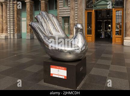 Seitenansicht der Friedensskulptur der Hand des chinesischen Künstlers Yan shufen am Bahnhof Antwerpen. Das Symbol von Hand und Taube im Antwerpener Zentralrat Stockfoto