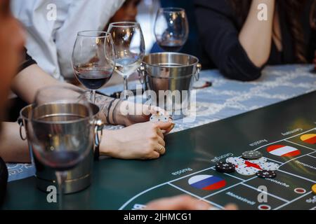 Die Hände der Spieler Nahaufnahme Pokerspiel am Tisch. Stockfoto