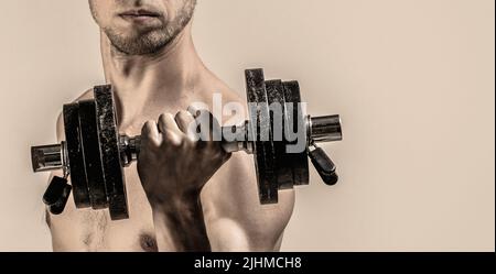 Schwache Mann heben Gewicht, Hanteln, Bizeps, Muskeln, Fitness. Nerd maleraising eine Hantel. Mann mit Hantel in der Hand. Skinny Kerl halten Hanteln nach oben in Stockfoto