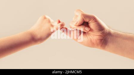 Zeige Freundschaft und Vergebung. Freundschaft von Generationen. Vater, Tochter Hand machen Versprechen Freundschaft Konzept. Kind Haken kleinen Finger zusammen Stockfoto