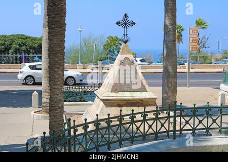 Haifa, Israel - 18. September 2017: Denkmal für die Franzosen, die 1799 fielen, mit der Inschrift 'Quomodo ceciderunt fortes in bello' Stockfoto