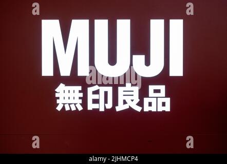 Hongkong, China. 19.. Juli 2022. Japanisches Haushalts- und Bekleidungsunternehmen, Muji, Logo in Hongkong. (Foto von Budrul Chukrut/SOPA Images/Sipa USA) Quelle: SIPA USA/Alamy Live News Stockfoto