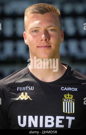 Daan Heymans von Charleroi posiert für den Fotografen nach der