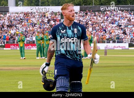 Der Engländer Ben Stokes verlässt das Spielfeld, nachdem er LBW bei seinem letzten ODI beim ersten eintägigen internationalen Spiel im Seat Unique Riverside, Chester-le-Street, erwischt wurde. Bilddatum: Dienstag, 19. Juli 2022. Stockfoto