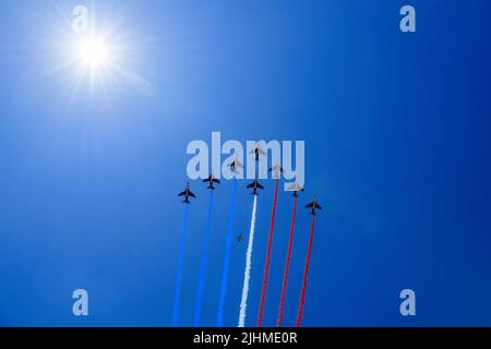 Frankreich, Paris, 2022-07-11. Unter der Sonne geht die Patrouille de France während der letzten Probe von am Himmel von Paris, über den Champs Elysees vorbei Stockfoto