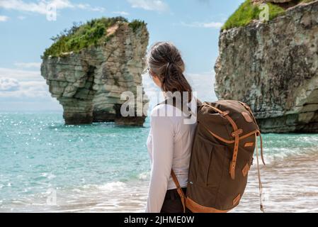 Wandern auf dem berühmten Naturlehrpfad von Mergoli nach Vignanotica, Halbinsel Gargano in Süditalien Stockfoto