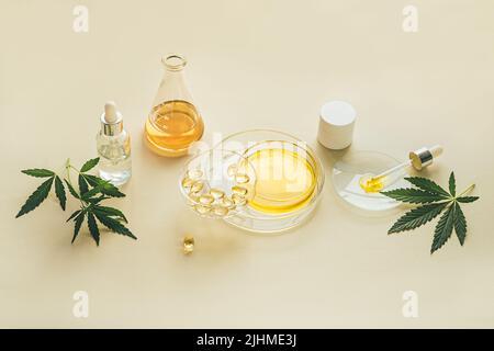 CBD-Öl in Petrischalen im Labor. Kapseln, THC-Tinktur, CBD-Öl, Hanfblätter Stockfoto