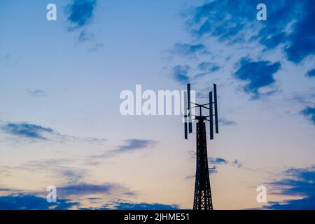 Niedriger Winkel der Silhouette der 5G Basisstation für das Mobilfunknetz Stockfoto