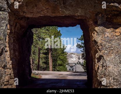 Mount Rushmore National Memorial durch den Scovel Johnson Tunnel an der Iron Mountain Road, Teil der Peter Norbeck National Scenic Byway im Black H Stockfoto