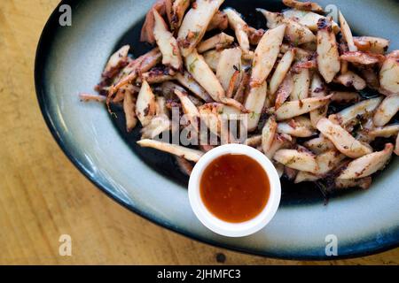 Köstliche bunte lokale Speisen gegrillter Tintenfisch in einem Burgas Restaurant. Traditionelle bulgarische Küche in Bulgarien. Stockfoto