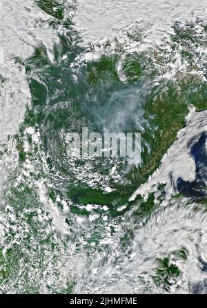 Ein Satellitenbild, das Rauch von Waldbränden zeigt, die im Gebiet Yakutien im russischen Fernen Osten brennen, aufgenommen vom NASA-NOAA Suomi NPP-Satelliten, 4. Juli 2022, in Earth Orbit. Stockfoto