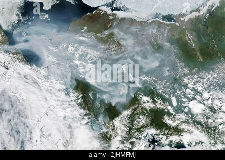 Ein Satellitenbild, das den Rauch von Waldbränden zeigt, der die weiten Flächen Alaskas überschüttet, aufgenommen vom NASA-NOAA Suomi NPP-Satelliten, 1. Juli 2022, in Earth Orbit. Im Juni und Juli wurden in den südlichen und inneren Regionen des Staates intensive Brände ausgemündet, aber auch südöstliche Winde stießen Rauch in den hohen Norden. Stockfoto