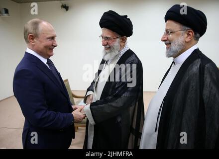 19. Juli 2022, Teheran, Iran: Ein Handout-Foto des Büros des iranischen Obersten Führers zeigt den iranischen Obersten Führer AYATOLLAH ALI KHAMENEI (Mitte), als er sich in Teheran mit dem russischen Präsidenten WLADIMIR PUTIN und dem iranischen Präsidenten EBRAHIM RAISI auf der rechten Seite die Hände schüttelt. Putin ist in Teheran, um sich mit iranischen Beamten zu treffen und an einem Gipfeltreffen teilzunehmen, bei dem die Führer des Iran, der Türkei und Russlands zusammenkommen. Der russische Präsident Wladimir Putin kam in Teheran zu Gesprächen über den syrischen Krieg bei einem Dreiergipfel, der von den Folgen des Kriegs seines Landes gegen die Ukraine überschattet wurde. (Bild: © Der Iranische Oberste Leade Stockfoto