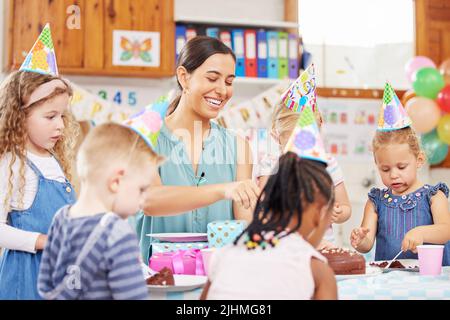 Heute feierten Kinder im Vorschulalter einen Geburtstag in der Klasse. Stockfoto