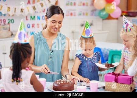 Waren scharf auf Geburtstag-Snack-Feiern. Eine Vorschule Kinder feiern einen Geburtstag in der Klasse. Stockfoto