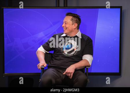 Elon Musk, CEO und Lead Designer von SpaceX, nimmt an einer Pressekonferenz nach der Markteinführung für die NASA SpaceX Crew Demo-2 Mission im Kennedy Space Center, 30. Mai 2020, in Cape Canaveral, Florida, Teil. Stockfoto