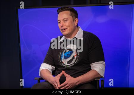 Elon Musk, CEO und Lead Designer von SpaceX, nimmt an einer Pressekonferenz nach der Markteinführung für die NASA SpaceX Crew Demo-2 Mission im Kennedy Space Center, 30. Mai 2020, in Cape Canaveral, Florida, Teil. Stockfoto