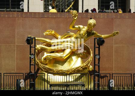 Prometheus ist eine vergoldete Bronzeskulptur aus dem Jahr 1934 von Paul Manship, Rockefeller Center, Manhattan, New York City (NYC), State of New York, USA, Amerika Stockfoto