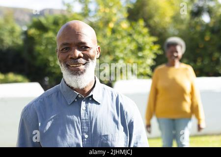 Bild eines glücklichen afroamerikanischen Senioren mit Frau im Garten Stockfoto