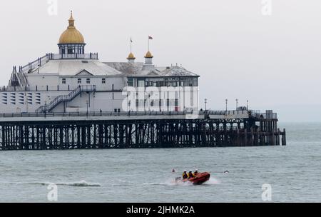 Eastbourne, East Sussex, Großbritannien. 19.. Juli 2022. Eine plötzliche Veränderung der Küstenwinde, da kalte Luft auf die Wetterfront trifft, die den heißesten Tag in Großbritannien gebracht hat, zwingt Windsurfer auf See. Lokale RNLI-Crews erhielten zahlreiche Anrufe entlang der Südküste, um eine Reihe von Menschen zu retten. Kredit:Newspics UK South/Alamy Live Nachrichten Stockfoto