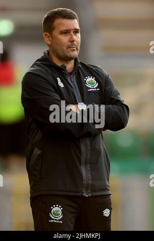 Linfield-Manager David Healy schaut während der UEFA Champions League, der zweiten Qualifikationsrunde und dem ersten Beinspiel im Windsor Park, Belfast, auf. Bilddatum: Dienstag, 19. Juli 2022. Stockfoto