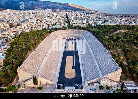 Luftaufnahme des Panathinaiko- oder Panathenaic-Stadions, wo 1896 die ersten Olympischen Spiele der Neuzeit stattfanden. Athen, Griechenland. Stockfoto