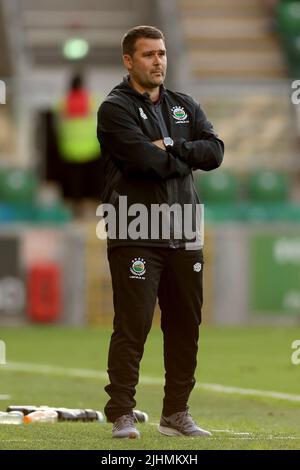 Linfield-Manager David Healy schaut während der UEFA Champions League, der zweiten Qualifikationsrunde und dem ersten Beinspiel im Windsor Park, Belfast, auf. Bilddatum: Dienstag, 19. Juli 2022. Stockfoto