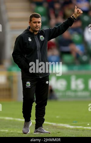 Linfield-Manager David Healy schaut während der UEFA Champions League, der zweiten Qualifikationsrunde und dem ersten Beinspiel im Windsor Park, Belfast, auf. Bilddatum: Dienstag, 19. Juli 2022. Stockfoto