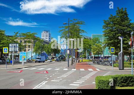 Eindhoven (Piazza), Niederlande - Juli 17. 2022: Holländische Einkaufsstraße mit modernen Architekturgebäuden im Stadtzentrum, blauer Sommerhimmel Stockfoto