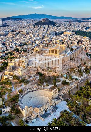 Luftaufnahme der Akropolis von Athen (Griechenland). Sie können auch einen großen Teil der Stadt im Hintergrund sehen und das Herodeum darunter. Stockfoto