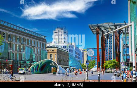 Eindhoven (Piazza), Niederlande - Juli 17. 2022: Holländische Einkaufsstraße mit modernen Architekturgebäuden im Stadtzentrum, blauer Sommerhimmel Stockfoto