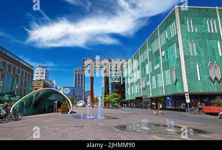 Eindhoven (Piazza), Niederlande - Juli 17. 2022: Holländische Einkaufsstraße mit modernen Architekturgebäuden im Stadtzentrum, blauer Sommerhimmel Stockfoto