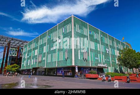 Eindhoven (Piazza), Niederlande - Juli 17. 2022: Holländische Einkaufsstraße mit modernen Architekturgebäuden im Stadtzentrum, blauer Sommerhimmel Stockfoto