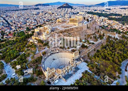 Luftaufnahme der Akropolis von Athen (Griechenland). Sie können auch einen großen Teil der Stadt im Hintergrund sehen und das Herodeum darunter. Stockfoto