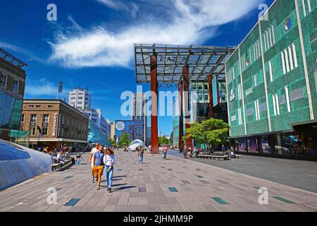 Eindhoven (Piazza), Niederlande - Juli 17. 2022: Holländische Einkaufsstraße mit modernen Architekturgebäuden im Stadtzentrum, blauer Sommerhimmel Stockfoto