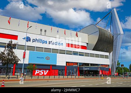 Eindhoven, Niederlande - Juli 17. 2022: Blick auf die Straße auf das moderne Philips Fußballstadion, blauer Sommerhimmel Stockfoto