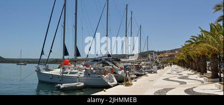 Argostili, Kefalonia, Griechenland - Juni 2022: Panoramablick auf die Promenade vor dem Hafen von Argostili Stockfoto