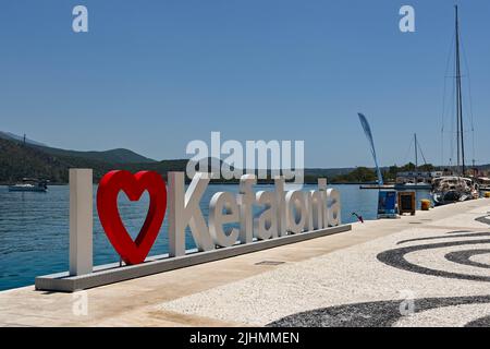 Argostili, Kefalonia, Griechenland - Juni 2022: I Love Kefalonia Schild am Hafen von Argostili Stockfoto