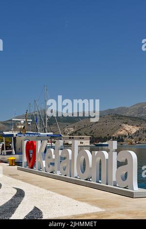 Argostili, Kefalonia, Griechenland - Juni 2022: I Love Kefalonia Schild am Hafen von Argostili Stockfoto