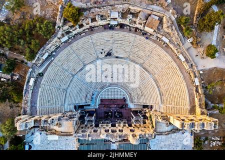 Blick von oben auf das Odeon von Herodes Atticus (oder „Herodeum“ oder „Herodion“) an den Südhängen der Akropolis, Athen, Griechenland. Stockfoto