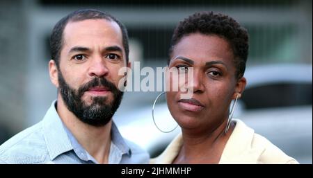 Interracial paar Blick auf Kamera. Afrikanische Frau, gemischter Ehemann Stockfoto